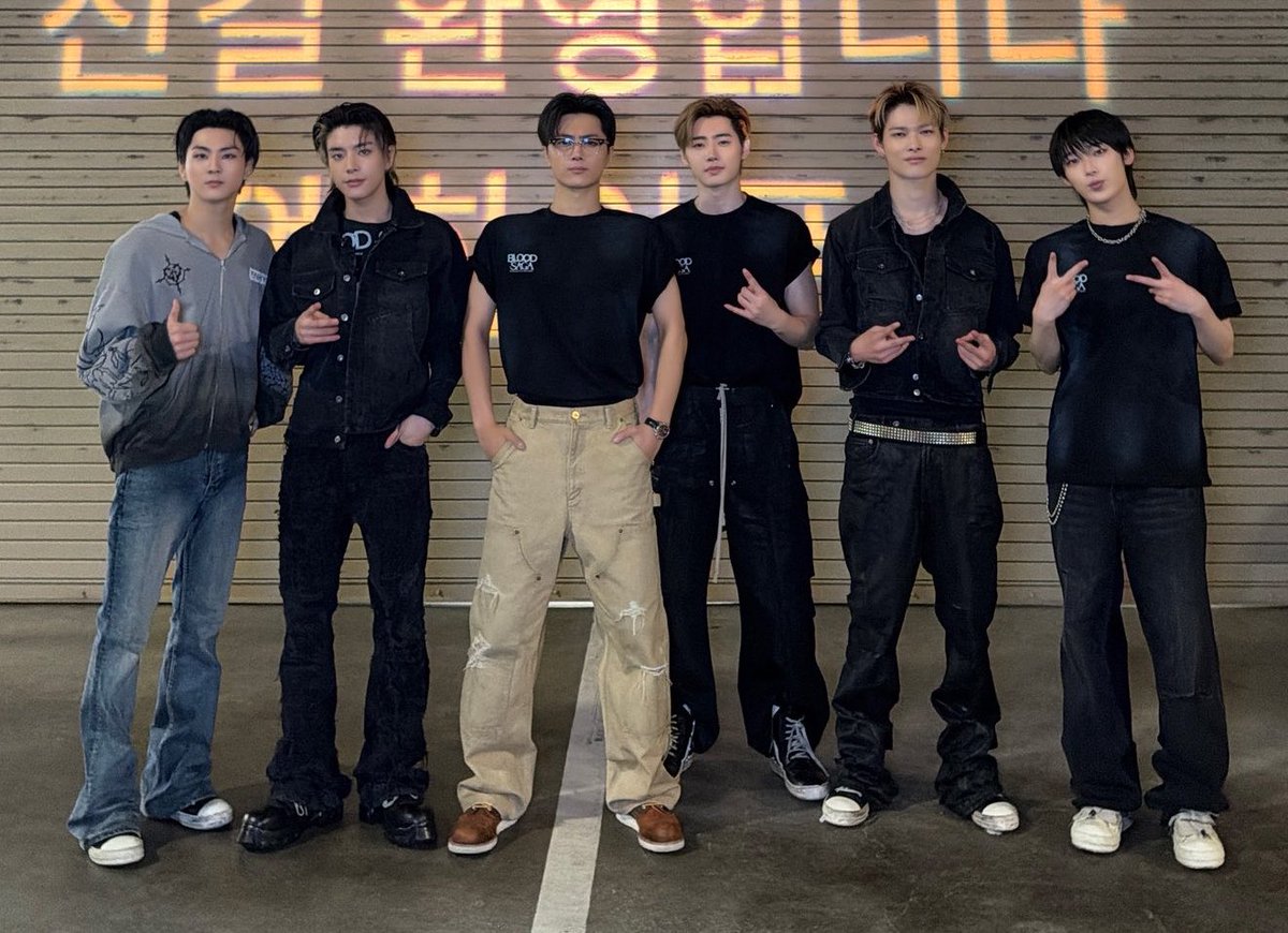 oneof_stars's tweet photo. The dad and his 5 kids https://t.co/qTlUsOQtjS