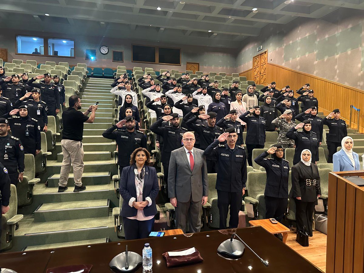 Arab_API's tweet photo. استضاف المعهد العربي للتخطيط ندوة بعنوان “المرأة والسلام والأمن”، نظمتها وزارة الداخلية، بحضور رئيس قطاع شؤون التعليم والتدريب العميد خالد مبارك الحميدي، حيث ألقت سعادة مساعد وزير الخارجية لشؤون حقوق الإنسان السفيرة الشيخة جواهر إبراهيم دعيج الصباح محاضرة تناولت قرار مجلس الأمن رقم (1325) والجهود الوطنية لتنفيذه في دولة الكويت وقد حضر الافتتاح السيد/ كريم عادل درويش - رئيس الجهاز الإداري بالمعهد.