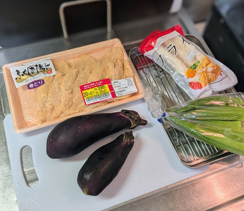 lng_de_chat's tweet photo. 昨日の炊き込みご飯がまーだまだ残ってるので、おかずだけ用意して行きます。嫁の大好きなやっすいフグの唐揚げが２割引きだったので、ついでにいろいろ揚げておこう。

私もこの河豚唐揚げは好き。ふぐ料理屋のやつは骨が多くて好かん。どう考えても揚げるよりフグ刺しのほうが美味いし。
『鶏のから揚げみた～い』って、じゃあ鶏カラ食ってろよ。そっちのほうがはるかにコスパええじゃろ。

…ともかく、揚げ物用意してから仕事に行きます。本当は揚げたてを食べさせてあげたいんだけど、まぁ仕方ない。ひとりでやらせて可愛い嫁のお手手に油がはねても嫌だし。