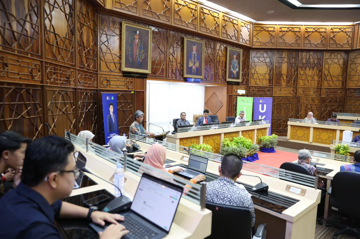 ukm_my's tweet photo. 𝐒𝐲𝐚𝐫𝐚𝐡𝐚𝐧 𝐃𝐢𝐑𝐚𝐣𝐚 𝐈𝐊𝐌𝐀𝐒 𝐊𝐮𝐩𝐚𝐬 𝐊𝐞𝐩𝐞𝐫𝐥𝐮𝐚𝐧 𝐌𝐚𝐥𝐚𝐲𝐬𝐢𝐚 𝐌𝐞𝐧𝐝𝐞𝐩𝐚𝐧𝐢 𝐂𝐚𝐛𝐚𝐫𝐚𝐧 𝐆𝐥𝐨𝐛𝐚𝐥

Institut Kajian Malaysia dan Antarabangsa (IKMAS), Universiti Kebangsaan Malaysia (UKM) menganjurkan Syarahan Felo DiRaja yang disampaikan oleh Felo DiRaja Yang Amat Mulia Tunku Panglima Besar, Tunku Zain Al-’Abidin Ibni Tuanku Muhriz.

Dalam syarahan yang bertajuk ‘Navigating Global Uncertainty: How Malaysia Should Respond’, YAM Tunku Zain memberi pandangan mengenai bagaimana Malaysia perlu berdepan ketidaktentuan global yang semakin kompleks. 

Beliau menjelaskan bahawa dunia kini berhadapan dengan pelbagai cabaran seperti perubahan iklim, konflik geopolitik, ketidakstabilan politik dan kemajuan pesat kecerdasan buatan (AI). 

Faktor-faktor ini meningkatkan ketidaktentuan yang memberi kesan kepada ekonomi, keselamatan, perpaduan sosial dan hubungan antarabangsa. 

Mengakhiri syarahannya, YAM Tunku Zain berkata Malaysia perlu memanfaatkan kekuatan sedia ada dan mencari penyelesaian kreatif dalam menghadapi ketidaktentuan global.

Hadir sama, Naib Canselor, Prof. Dato’ Dr. Sufian Jusoh; Timbalan Naib Canselor Hal Ehwal Penyelidikan dan Inovasi, Prof. Dr. Ismanizan Ismail; Pengarah IKMAS, Prof. Dr. Mohd Kamarulnizam Abdullah dan pengurusan tertinggi universiti.

#Tekad57 
#UniversitiKebangsaanMalaysia
#ImanIlmuAmal
#UKM
#UKMSharing