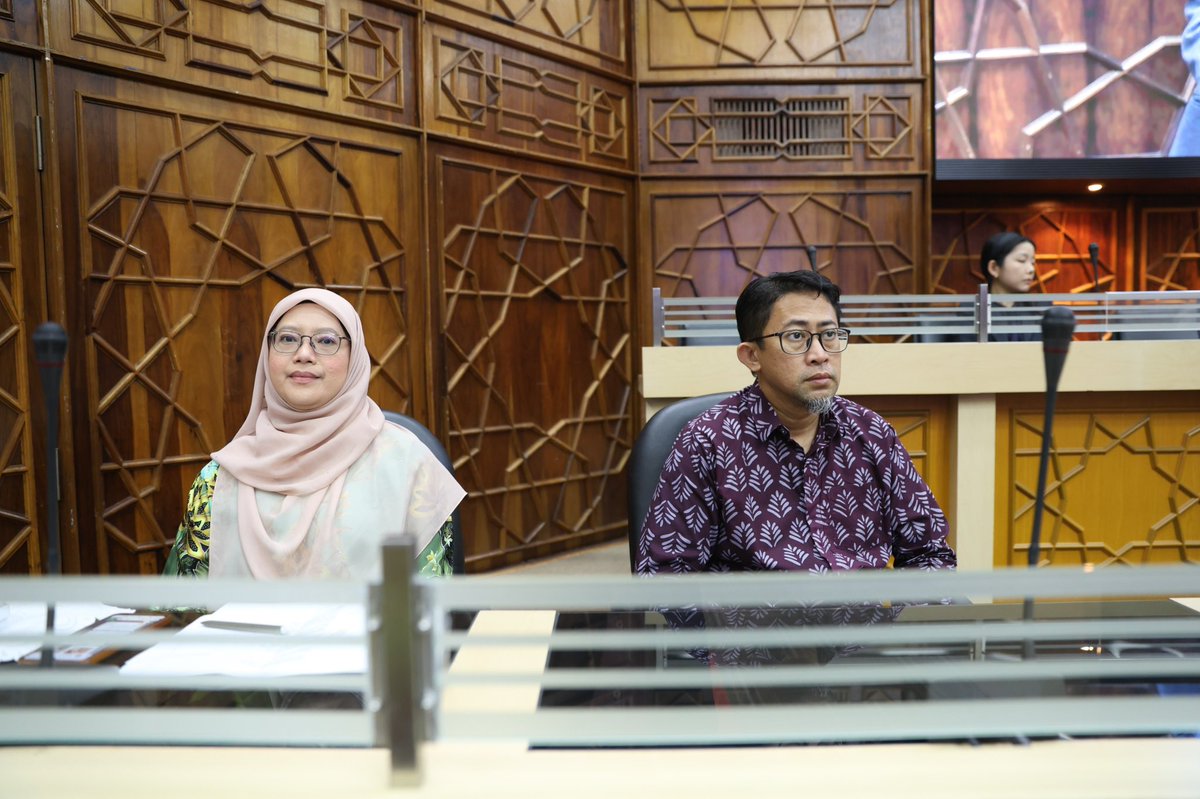 ukm_my's tweet photo. 𝐒𝐲𝐚𝐫𝐚𝐡𝐚𝐧 𝐃𝐢𝐑𝐚𝐣𝐚 𝐈𝐊𝐌𝐀𝐒 𝐊𝐮𝐩𝐚𝐬 𝐊𝐞𝐩𝐞𝐫𝐥𝐮𝐚𝐧 𝐌𝐚𝐥𝐚𝐲𝐬𝐢𝐚 𝐌𝐞𝐧𝐝𝐞𝐩𝐚𝐧𝐢 𝐂𝐚𝐛𝐚𝐫𝐚𝐧 𝐆𝐥𝐨𝐛𝐚𝐥

Institut Kajian Malaysia dan Antarabangsa (IKMAS), Universiti Kebangsaan Malaysia (UKM) menganjurkan Syarahan Felo DiRaja yang disampaikan oleh Felo DiRaja Yang Amat Mulia Tunku Panglima Besar, Tunku Zain Al-’Abidin Ibni Tuanku Muhriz.

Dalam syarahan yang bertajuk ‘Navigating Global Uncertainty: How Malaysia Should Respond’, YAM Tunku Zain memberi pandangan mengenai bagaimana Malaysia perlu berdepan ketidaktentuan global yang semakin kompleks. 

Beliau menjelaskan bahawa dunia kini berhadapan dengan pelbagai cabaran seperti perubahan iklim, konflik geopolitik, ketidakstabilan politik dan kemajuan pesat kecerdasan buatan (AI). 

Faktor-faktor ini meningkatkan ketidaktentuan yang memberi kesan kepada ekonomi, keselamatan, perpaduan sosial dan hubungan antarabangsa. 

Mengakhiri syarahannya, YAM Tunku Zain berkata Malaysia perlu memanfaatkan kekuatan sedia ada dan mencari penyelesaian kreatif dalam menghadapi ketidaktentuan global.

Hadir sama, Naib Canselor, Prof. Dato’ Dr. Sufian Jusoh; Timbalan Naib Canselor Hal Ehwal Penyelidikan dan Inovasi, Prof. Dr. Ismanizan Ismail; Pengarah IKMAS, Prof. Dr. Mohd Kamarulnizam Abdullah dan pengurusan tertinggi universiti.

#Tekad57 
#UniversitiKebangsaanMalaysia
#ImanIlmuAmal
#UKM
#UKMSharing
