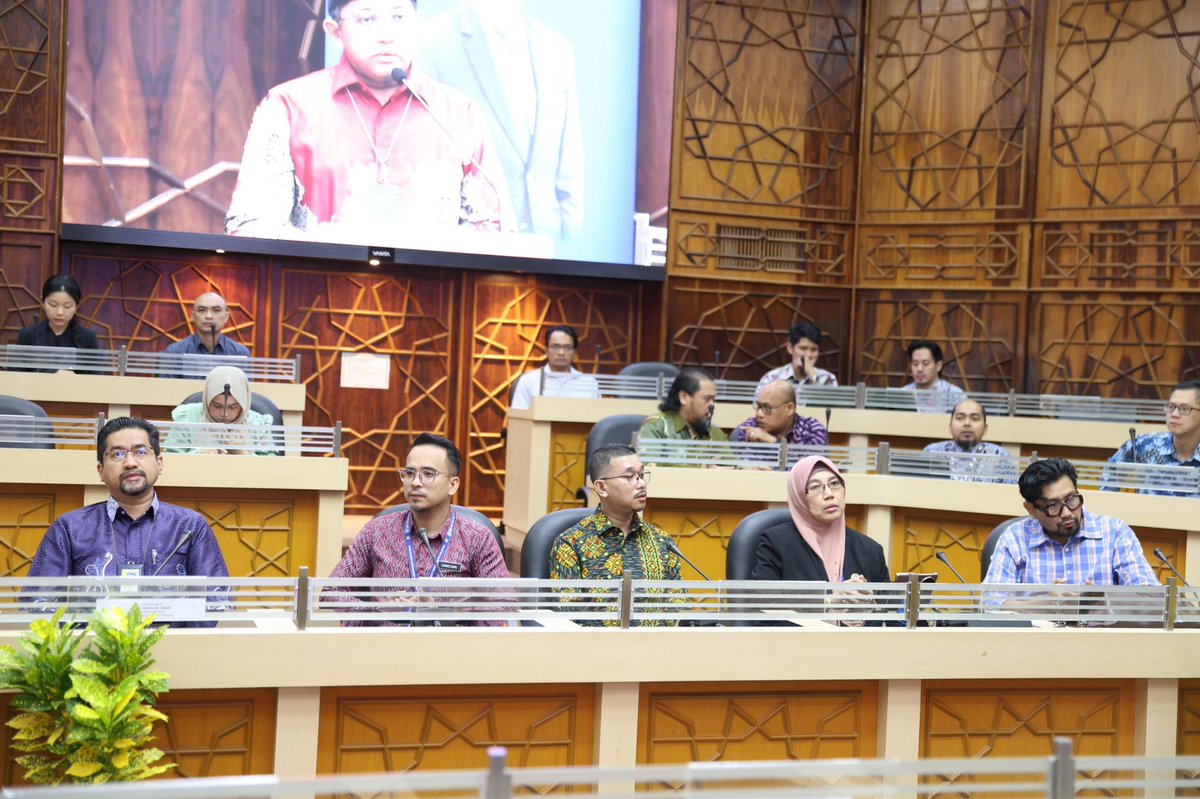 ukm_my's tweet photo. 𝐒𝐲𝐚𝐫𝐚𝐡𝐚𝐧 𝐃𝐢𝐑𝐚𝐣𝐚 𝐈𝐊𝐌𝐀𝐒 𝐊𝐮𝐩𝐚𝐬 𝐊𝐞𝐩𝐞𝐫𝐥𝐮𝐚𝐧 𝐌𝐚𝐥𝐚𝐲𝐬𝐢𝐚 𝐌𝐞𝐧𝐝𝐞𝐩𝐚𝐧𝐢 𝐂𝐚𝐛𝐚𝐫𝐚𝐧 𝐆𝐥𝐨𝐛𝐚𝐥

Institut Kajian Malaysia dan Antarabangsa (IKMAS), Universiti Kebangsaan Malaysia (UKM) menganjurkan Syarahan Felo DiRaja yang disampaikan oleh Felo DiRaja Yang Amat Mulia Tunku Panglima Besar, Tunku Zain Al-’Abidin Ibni Tuanku Muhriz.

Dalam syarahan yang bertajuk ‘Navigating Global Uncertainty: How Malaysia Should Respond’, YAM Tunku Zain memberi pandangan mengenai bagaimana Malaysia perlu berdepan ketidaktentuan global yang semakin kompleks. 

Beliau menjelaskan bahawa dunia kini berhadapan dengan pelbagai cabaran seperti perubahan iklim, konflik geopolitik, ketidakstabilan politik dan kemajuan pesat kecerdasan buatan (AI). 

Faktor-faktor ini meningkatkan ketidaktentuan yang memberi kesan kepada ekonomi, keselamatan, perpaduan sosial dan hubungan antarabangsa. 

Mengakhiri syarahannya, YAM Tunku Zain berkata Malaysia perlu memanfaatkan kekuatan sedia ada dan mencari penyelesaian kreatif dalam menghadapi ketidaktentuan global.

Hadir sama, Naib Canselor, Prof. Dato’ Dr. Sufian Jusoh; Timbalan Naib Canselor Hal Ehwal Penyelidikan dan Inovasi, Prof. Dr. Ismanizan Ismail; Pengarah IKMAS, Prof. Dr. Mohd Kamarulnizam Abdullah dan pengurusan tertinggi universiti.

#Tekad57 
#UniversitiKebangsaanMalaysia
#ImanIlmuAmal
#UKM
#UKMSharing