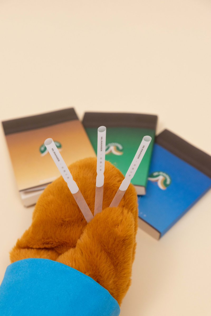 shinchobunko's tweet photo. マウントレーニア×新潮文庫
プレゼントキャンペーン実施中です📚

マウントレーニアを購入したレシートを持って、対象書店で新潮文庫を購入された方に「オリジナルブックカバー＆しおり」をプレゼント！

▼詳細はこちら▼
https://t.co/0z1WkO81GD https://t.co/wRw9sdX7S9