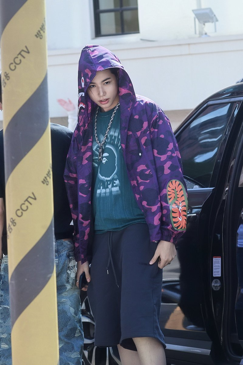 M1A4uuu's tweet photo. 260730 베이프 출근

#LNGSHOT #롱샷
#LOUIS #루이 https://t.co/vWRJJYdiTs