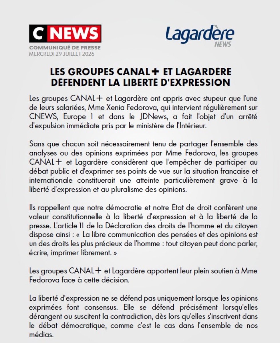 MauriceMartin01's tweet photo. ♦️ Ma tribune du jour : « Au non de la liberté »
Au nom de la liberté, je souhaite aujourd’hui remercier les défenseurs inlassables de la liberté d’expression. J’associe à cette tribune @CNEWS, @GroupeLagardère, @Europe1, ainsi que tous ceux qui, en France, se revendiquent de cette liberté fondamentale, quelles que soient leurs convictions, patriotes, nationalistes, complotistes, nostalgiques du régime de Vichy.

Je veux leur dire combien leurs prises de position me touchent.

Car nous savons tous ce qu’il en coûte de vouloir informer.

Je pense à Anna Politkovskaïa, assassinée après avoir dénoncé les crimes commis en Tchétchénie.

Je pense à Anastasia Babourova, abattue en pleine rue pour avoir exercé son métier.

Je pense à Natalia Estemirova, enlevée puis assassinée après avoir documenté les violations des droits de l’homme.

Je pense à Alexeï Navalny, empoisonné, emprisonné à son retour dans son pays, puis mort en détention.

Je pense à Boris Nemtsov, assassiné à quelques centaines de mètres du Kremlin.

Je pense à Vladimir Kara-Mourza, victime de deux suspicions d’empoisonnement avant d’être condamné à vingt-cinq ans de prison pour avoir exprimé ses opinions.

Je pense également aux dizaines de journalistes indépendants contraints à l’exil, aux rédactions fermées, aux médias réduits au silence et aux reporters qualifiés « d’agents de l’étranger » pour avoir simplement fait leur travail.

Là-bas, la liberté d’expression a parfois le goût du polonium, du Novitchok, d’une cellule de prison ou d’un billet d’avion sans retour.

Alors, lorsque j’entends de grands groupes de presse occidentaux invoquer avec gravité l’article 11 de la Déclaration des droits de l’homme et du citoyen pour défendre la liberté d’expression, je ne peux qu’applaudir.

J’imagine qu’ils auraient également publié de vibrants communiqués pour Anna Politkovskaïa.

J’imagine qu’ils auraient rappelé avec la même force que Boris Nemtsov avait le droit de s’exprimer.

J’imagine qu’ils auraient dénoncé avec la même détermination l’emprisonnement de Vladimir Kara-Mourza.

J’imagine qu’ils auraient consacré les mêmes mots à Alexeï Navalny lorsqu’il était enfermé dans une colonie pénitentiaire.

J’imagine qu’ils auraient rappelé que le pluralisme ne s’arrête pas aux frontières de la Russie.

Car la liberté d’expression ne se mesure pas à l’identité de celui qui parle.

Elle se mesure à notre capacité de défendre le droit de parler, y compris lorsque ceux qui sont réduits au silence n’appartiennent pas à notre camp.

Une liberté qui s’indigne lorsqu’un journaliste est empêché de prendre la parole sur un plateau de télévision, mais qui devient étrangement silencieuse lorsqu’un journaliste est réduit au silence par une balle, un poison, une prison ou un exil.

Alors, au nom de cette liberté, j’invite @CNEWS, @GroupeLagardère, @Europe1 et le groupe Bolloré à diffuser le même message sur l’ensemble des réseaux sociaux accessibles en Russie, dans la presse écrite russe et sur les plateaux de télévision russes, afin de dénoncer le sort réservé à Anna Politkovskaïa, Anastasia Babourova, Natalia Estemirova, Alexeï Navalny, Boris Nemtsov et Vladimir Kara-Mourza.

Post-scriptum

Vous aurez sans doute remarqué que cette tribune ne s’intitule pas « Au nom de la liberté », mais « Au non de la liberté ».

Cette faute n’en est pas une.

Elle est volontaire.

Elle est un clin d’œil au Nom de la rose d’Umberto Eco, où le silence devient une arme, où le savoir est enfermé et où la vérité doit mourir avec ceux qui la détiennent.

Dans toutes les dictatures, les livres ne brûlent pas toujours en premier.

Ce sont d’abord les voix que l’on fait taire.

Puis les journalistes.

Puis les opposants.

Puis les témoins.

Puis la mémoire.

Il est toujours facile de parler au nom de la liberté lorsque l’on vit dans un État de droit.

À force de dire non à toutes les libertés, certains régimes finissent même par prétendre parler… au nom de la liberté.

#TAEM un jour, #TAEM toujours