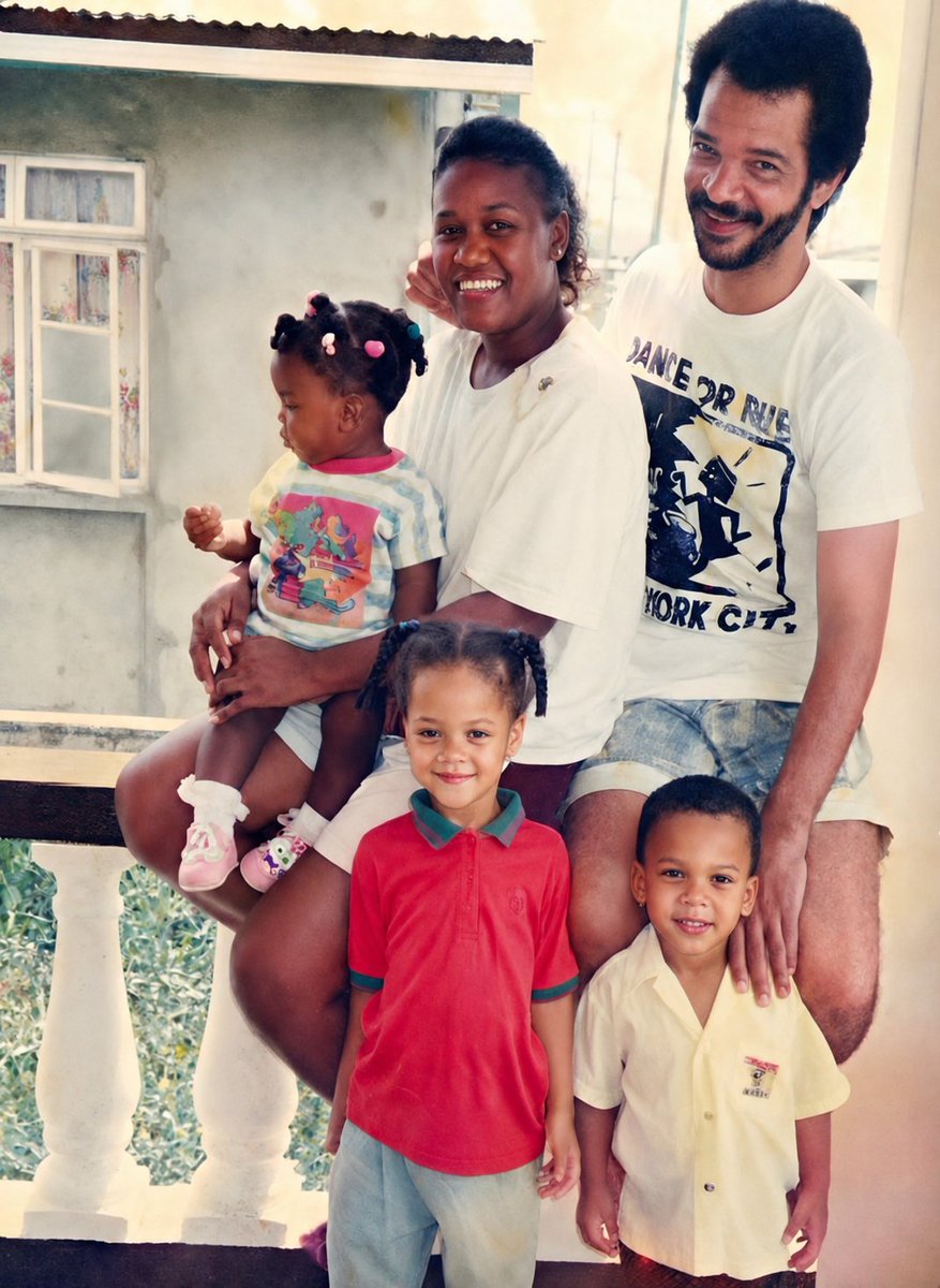 MavenUg's tweet photo. Rihanna and her father, mother and siblings while still in Barbados 🇧🇧 ♥️ 💫 https://t.co/oD8cbo0L3m