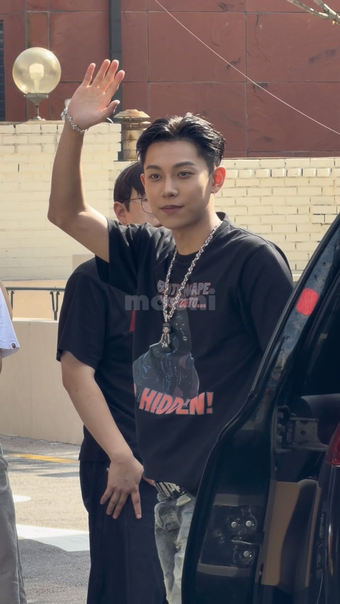 mochi7562's tweet photo. 뒤모습만 봐도 잘생긴 권오율.
(너무 더워서 영상이 ppt로 돼버렸네..🫠

#롱샷 #lngshot #오율 #김률 #우진 #루이 https://t.co/jQtowW72N9