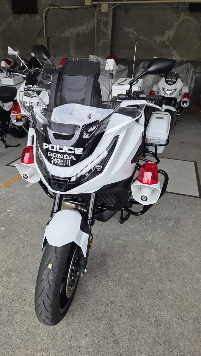 a1412_rumic's tweet photo. この2台お顔が違うの分かりますか
👈CB1300P NT1100P👉
HONDAがCBの生産終了のため新型のNTに順次導入されてくとのこと
NTの方が車体も軽く取り回ししやすくなってるようです
NTの方がスタイリッシュなお顔✨
 #名探偵コナン 好きでバイク乗りいませんか⁉️千速さん影響でバイク乗る人増えないかな😳⁉️ https://t.co/fuKjNnbHLr