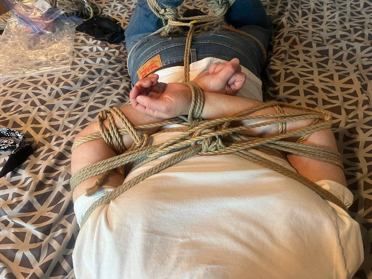 seattleropes's tweet photo. @BoltCutter02 put me in such a tight hogtie I could barely move. https://t.co/DcS1s7qwVj