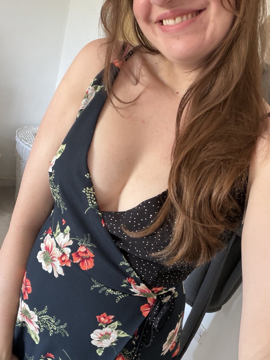 AmysStrangers's tweet photo. Regular mom, nothing fake. Hot or gross? https://t.co/xqf671OvfC