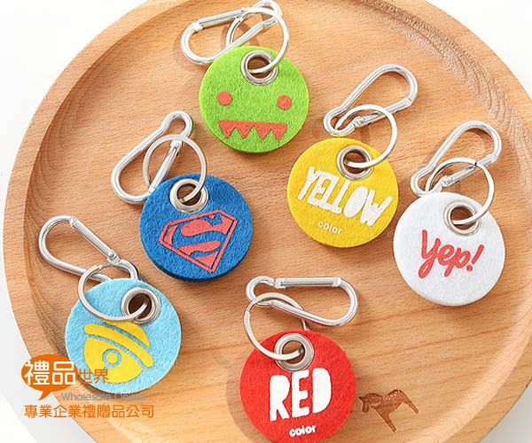 ChinaEvjendh's tweet photo. Just finished a super easy DIY fabric scrap keychain! Saved old cloth pieces, glued them to a metal ring, added a cute felt patch. Perfect small craft for a lazy afternoon https://t.co/EtqgOnvQlM