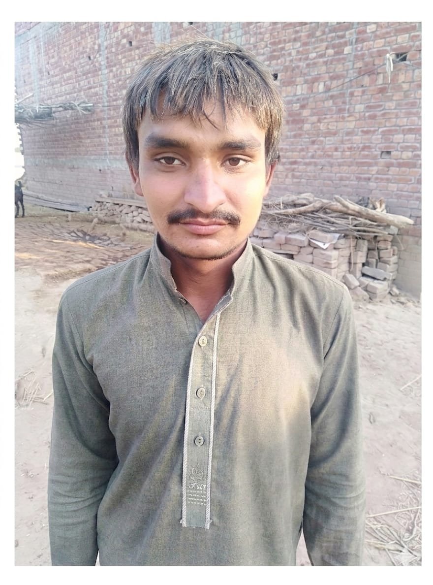 10waliullah's tweet photo. یہ نوجوان بول اور سن نہیں سکتا

سال  2018 میں کہیں سے بھٹک کر شیخوپورہ کے ایک گاؤں میں کسی نیک دل گھرانے کے پاس پہنچا۔ 
اس گھرانے نے بہت کوششیں کیں لیکن اسکا خاندان نہیں ملا۔ اشتہارات چلواے لیکن سراغ نہیں ملا۔ 
جن کے پاس ہے انہوں نے اپنے گھر کے بچے کی طرح رکھا ہے۔لیکن اپنے تو اپنے ہوتے ہیں۔ 
لڑکا اپنوں کو بہت یاد کرتا ہے۔زبان نہیں ہے آنسوؤں سے اپنا درد بتاتا ہے۔
برائے مہربانی تمام دوست زیادہ سے زیادہ اس پوسٹ کو شئیر کریں تاکہ ایک بےبس معصوم انسان لاوارثی کی زبدگیبسے نکل کر اپنوں کو مل جائے۔
تصویر ان دنوں کی ہے جب گم ہوکر آیا تھا۔
کسی بھی اطلاع کے لئے نیچے درج نمبر پر وٹس ایپ کریں
+923162529829

30 july 2016
#waliullahmaroof