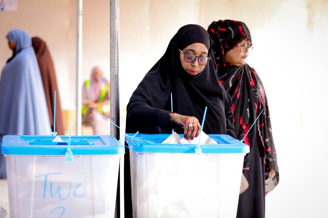 MowliidHaji's tweet photo. #UPDATE: Thousands Vote in Galmudug’s First One-Person, One-Vote Election
Thousands of voters headed to polling stations on Thursday as #Somalia's central state of #Galmudug held its first one-person, one-vote elections, in what the election body described as a significant milestone in the country's ongoing democratic transition.
Long queues formed at polling centres across 11 districts, including the regional capital, #Dhusamareb, where residents cast ballots to elect members of local councils and the Galmudug State Parliament.
According to Somalia’s National Independent Electoral Commission, 267,420 registered voters are eligible to participate in the polls. Twelve political organisations are competing for 89 seats in the Galmudug State Parliament, with 369 candidates contesting the election, including 57 women and 312 men.
Meanwhile, elections for 243 local council seats are being contested by 16 political organisations. A total of 924 candidates are running, including 198 women and 726 men.
To ensure security during voting, the Galmudug administration imposed a temporary curfew and movement restrictions across major towns. The restrictions exempt security forces, election officials, accredited media, and other personnel directly involved in the electoral process.
Political analysts say the vote could mark an important step in Somalia's efforts to expand direct elections and gradually replace the clan-based indirect electoral system that has shaped the country's politics for decades.