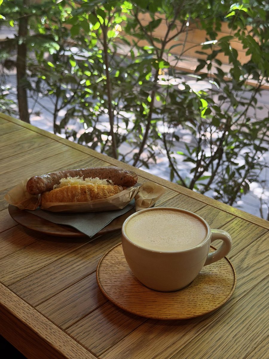 KT7156's tweet photo. *Paddlers Coffee☕️

ホットドッグ🌭と豆乳ラテ✨

相性ぴったりで美味しかった☺️
こういうカフェ時間がやっぱり好き🌿
#カフェ巡り #東京カフェ https://t.co/pT8FP27aq1