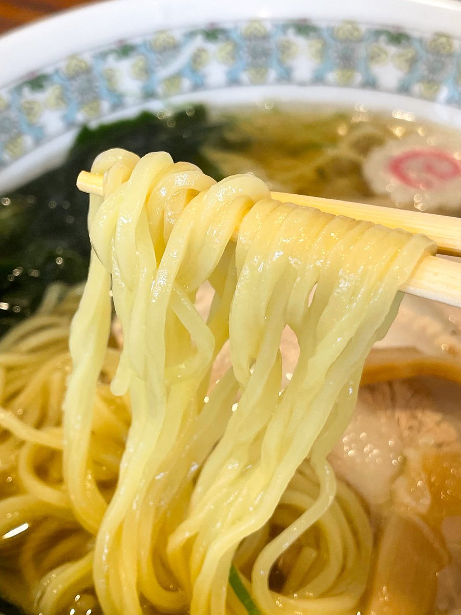 BraveChicken8's tweet photo. 《回想》先日の「五日町八幡社祭禮」の折、いただきました浦佐駅前にございます、創業99年の「ファミリーダイニング 小玉屋」さんのラーメン。店内仕込みので微かに生姜が香るスープと豚ばらチャーシューはバッチリ👌旨い。もっちり多加水麺‼️🤤🤤🤤 #浦佐駅前 #小玉屋  #ラーメン https://t.co/D13UAZ0Tdp