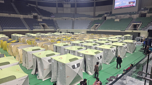 drjpstudies's tweet photo. このツイートに「これは民間団体が提供したものだから」というコミュニティノートが付いてるけど、要点はそこじゃないだろうが…。
韓国の救護団体(希望ブリッジ)も、もとは社会団体だったのが国の支援を受けれるように法制度が変わって、それが今に至ってるけど、災害の多い日本でなぜそれができなかったのかについて考えるべきじゃないのかな。

これに関連した話は8年前に文春でも書いたんだけど、まるで何も変わってないのはなぜなのか。
https://t.co/3brLFY4ZLL