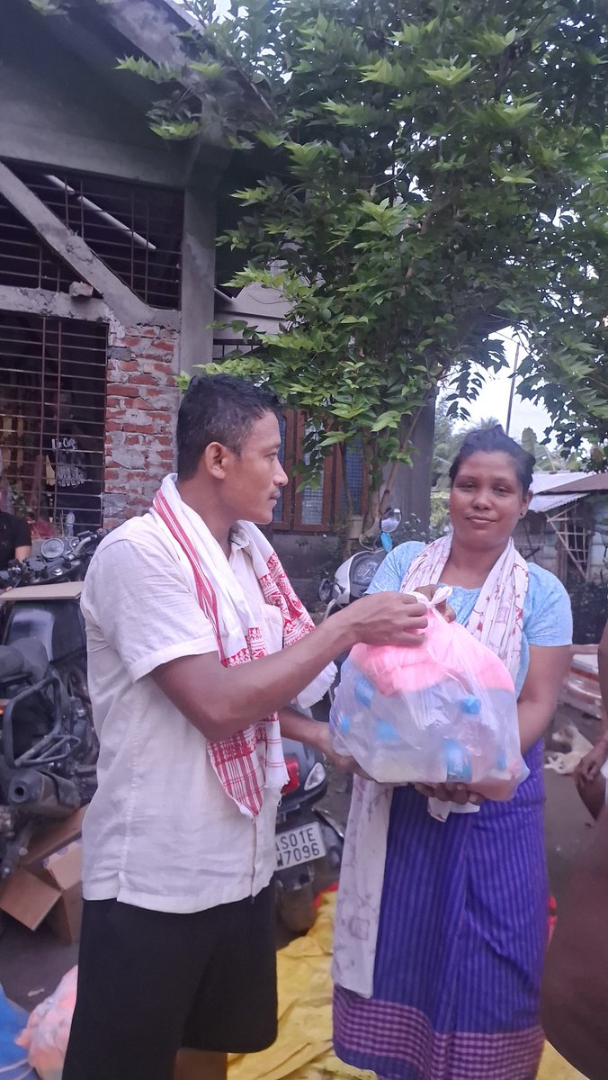 PankajPayeng's tweet photo. বান সাহায্য বিতৰণী কাৰ্যসূচীৰ সফল সামৰণি৷ 
অতি কম সময়ৰ ভিতৰত আৰম্ভ কৰা এই সৰু প্ৰচেষ্টাই ৫০০টা বানাক্ৰান্ত পৰিয়ালৰ ওচৰলৈ কিছু পৰিমাণে হ’লেও সাহায্য আগবঢ়াবলৈ সক্ষম হোৱাটো আমাৰ বাবে এক নতুন অভিজ্ঞতা বিষয়। https://t.co/V7umrjLccl