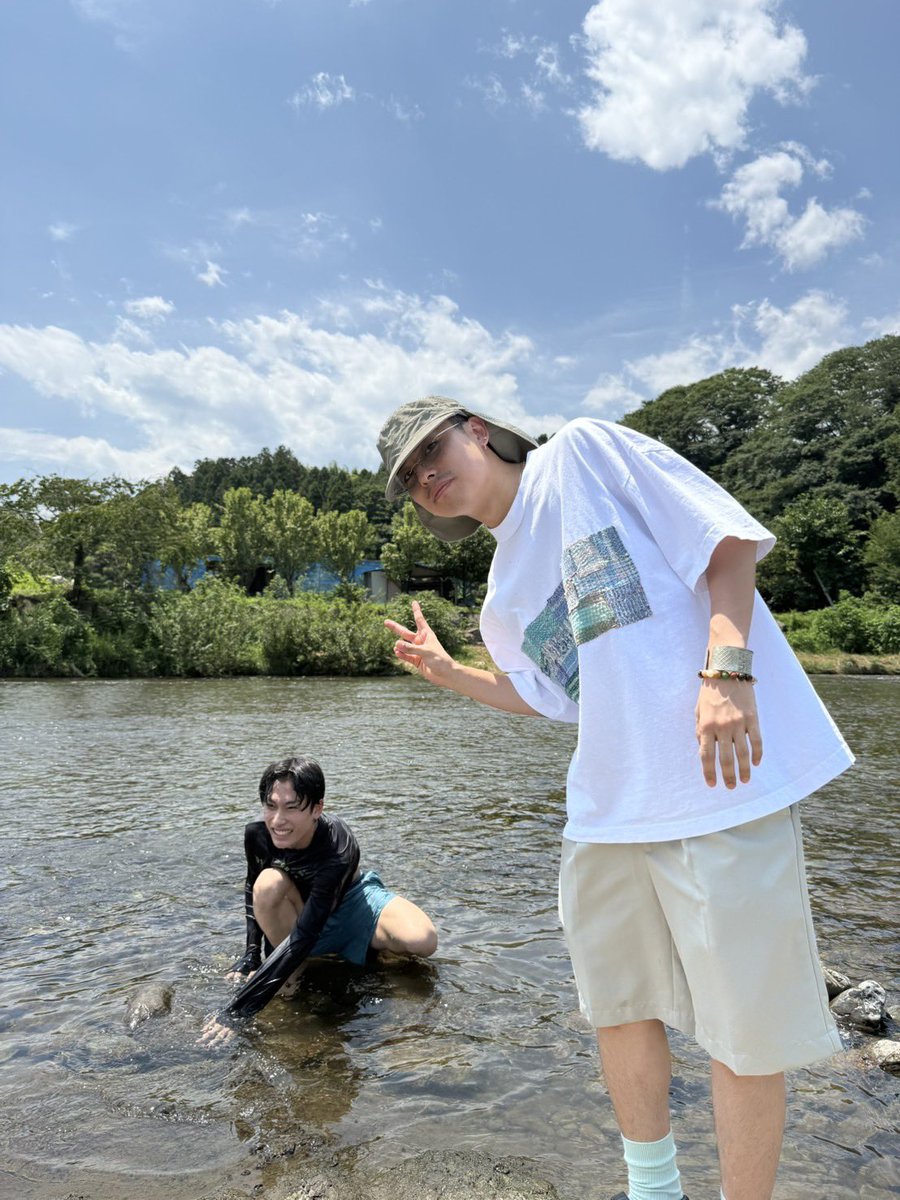 CHANGERAPTURES's tweet photo. 本日ラプチャーズは、みんなで川へ遊びに行っているようです🏞️

AYUMIから写真が届きました📷
「濡れる覚悟決まりまくりアキオ」とのことです🥴 https://t.co/FqKgH4tZGF