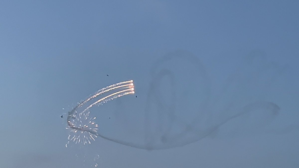 JamieCoppi992's tweet photo. @Syndicate I now you like flying and fireworks how about them both together https://t.co/CyPsDu3T0v