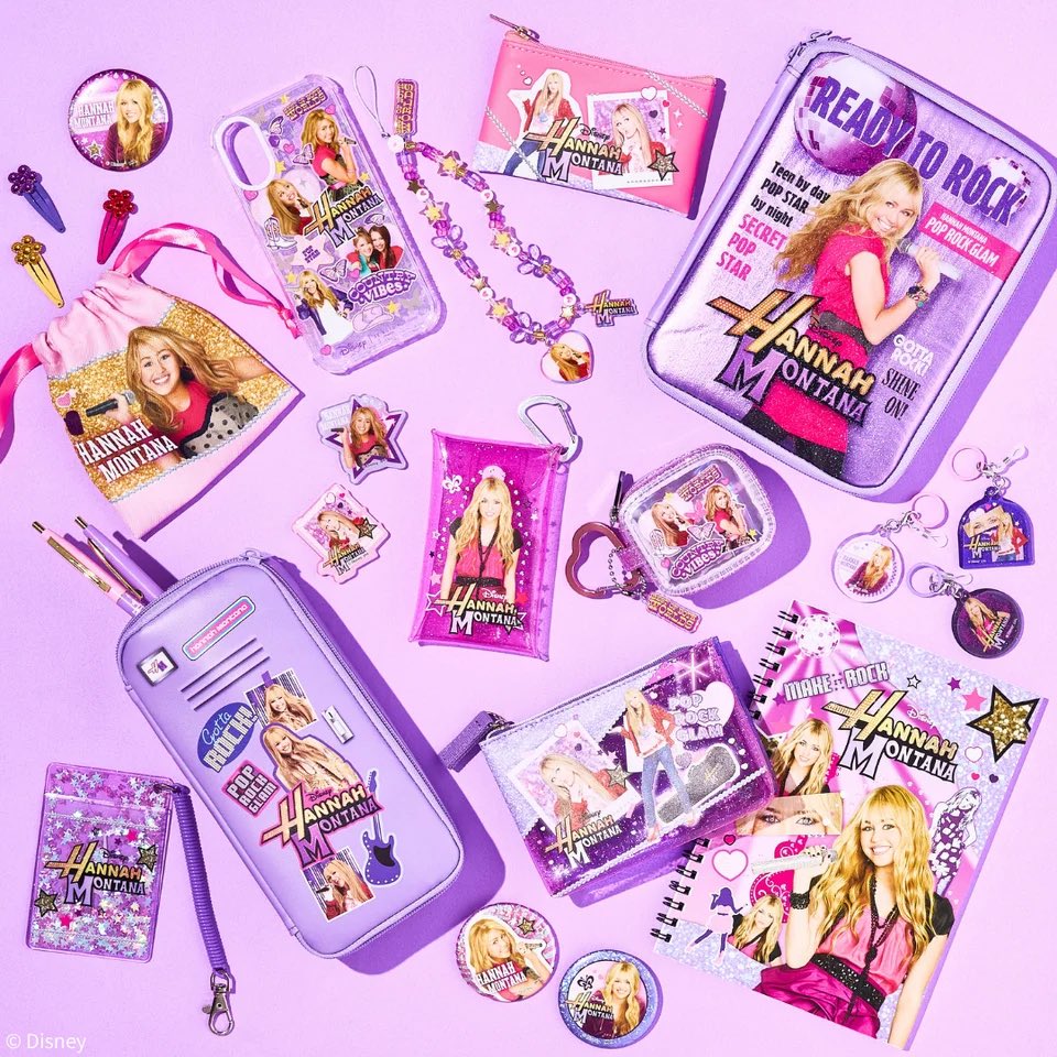 mileyworld_jp's tweet photo. PLAZAからさらにハンナ・モンタナ商品が登場です💜

オンラインストアでは店頭販売に先駆けて、8月4日（火）10:00より先行販売を実施します！

プラザは大人気作品『ハンナ・モンタナ』と『ハイスクール・ミュージカル』のアイテムが大集結する企画「School Days, Sparkle On!」を開催❤︎ https://t.co/lR4nObzKbD