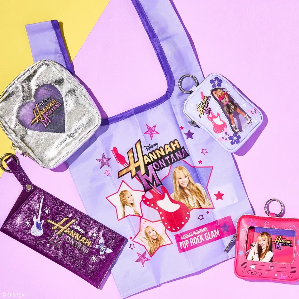 mileyworld_jp's tweet photo. PLAZAからさらにハンナ・モンタナ商品が登場です💜

オンラインストアでは店頭販売に先駆けて、8月4日（火）10:00より先行販売を実施します！

プラザは大人気作品『ハンナ・モンタナ』と『ハイスクール・ミュージカル』のアイテムが大集結する企画「School Days, Sparkle On!」を開催❤︎ https://t.co/lR4nObzKbD