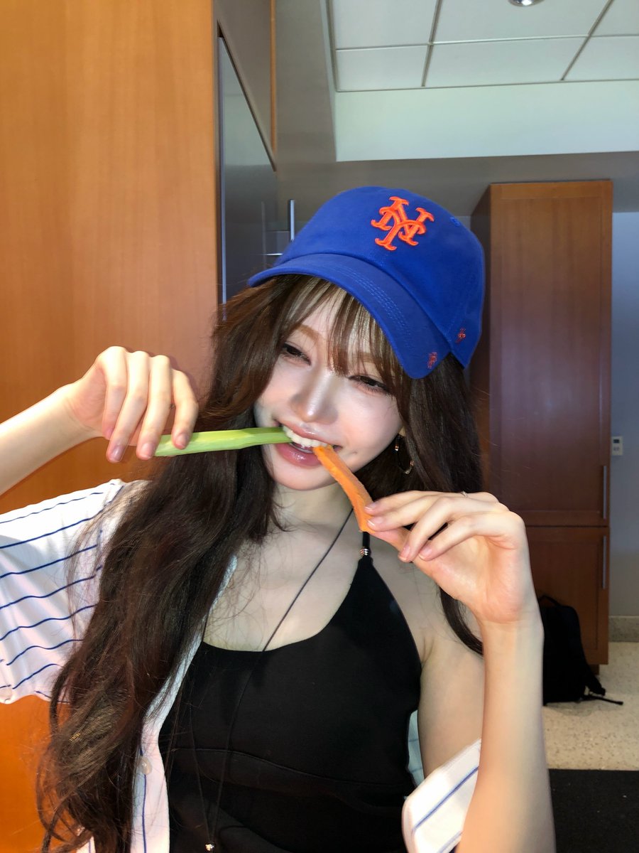 ivepics_'s tweet photo. liz instagram update https://t.co/5OXI9qOuD2