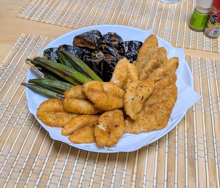 lng_de_chat's tweet photo. 【フグの唐揚げと白身魚のフライ、あと茄子とか適当な野菜の素揚げ】できたやでー

じゃあお仕事行ってきます。揚げ物くさいおっさんだけど許せ、生徒たち。 https://t.co/r8DkTQQZrS
