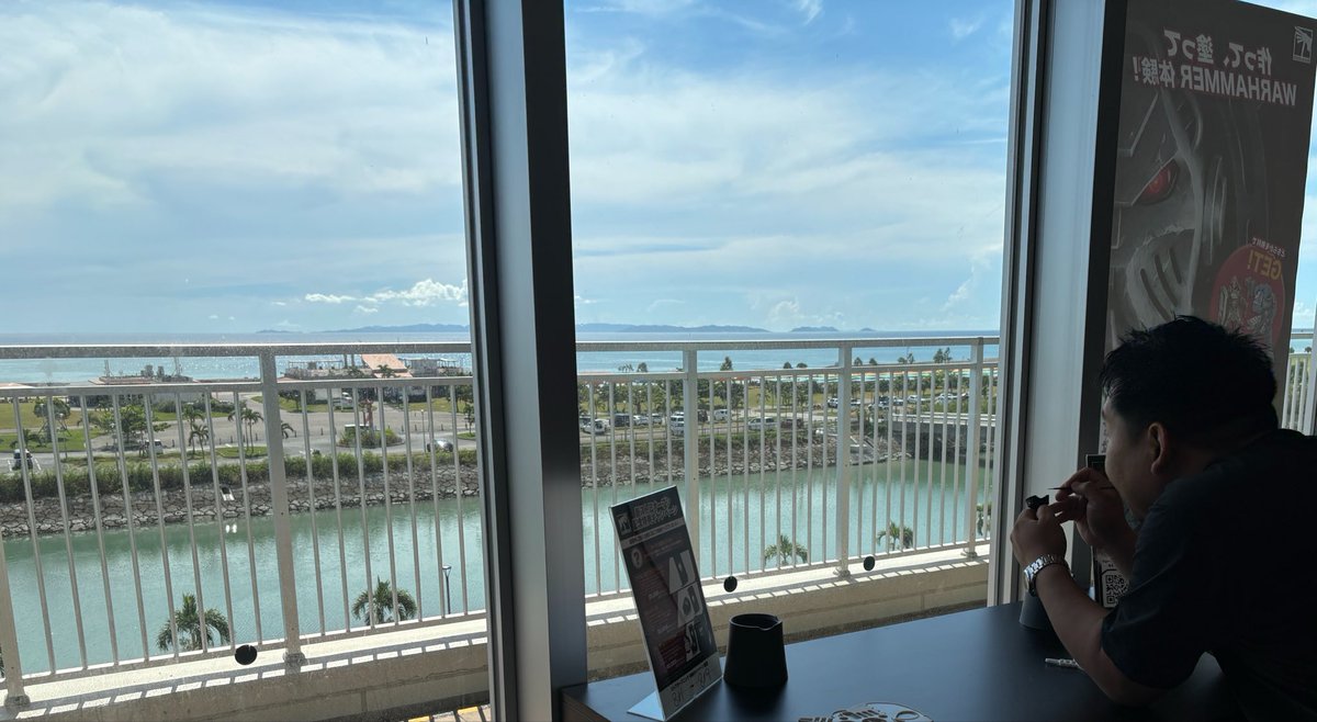 WarhammerOKNWTo's tweet photo. 海を眺めて優雅にペイント🖌️
快適なストアで楽しい仲間達と至福の時間を過ごしませんか❓

ウォーハンマー沖縄豊崎は8月1日(土)オープン‼️

沖縄は遠い❓
アカウントをフォローして、是非沖縄の楽しい時間を共有しましょう🤝

#ウォーハンマー沖縄 https://t.co/UlPwNlBYaR