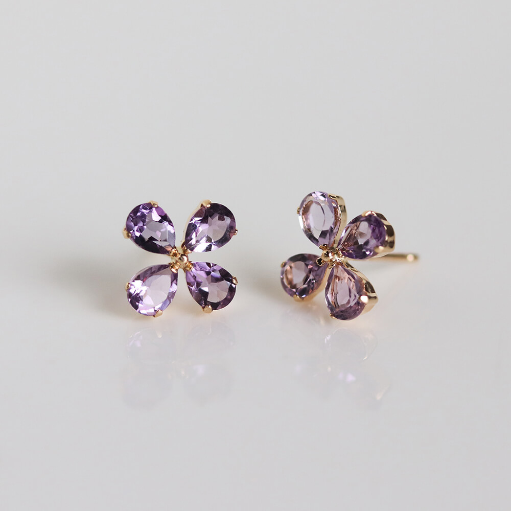 info_cuicui's tweet photo. ライトアメジスト フラワー ピアス | K10YG 【WEB/ランドマーク店限定】

瑞々しい色味が魅力的なライトアメジストであしらった4枚の花びらが鮮やかな煌めき、明るい輝きを見せ、気分を上げてくれるアイテムです。

＊商品を見る＊
https://t.co/DxwJPQJA0x

#cuicui #キュイキュイ https://t.co/sGvd2jRRDE