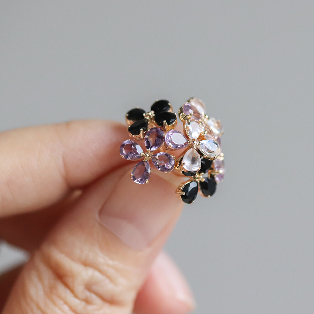 info_cuicui's tweet photo. ライトアメジスト フラワー ピアス | K10YG 【WEB/ランドマーク店限定】

瑞々しい色味が魅力的なライトアメジストであしらった4枚の花びらが鮮やかな煌めき、明るい輝きを見せ、気分を上げてくれるアイテムです。

＊商品を見る＊
https://t.co/DxwJPQJA0x

#cuicui #キュイキュイ https://t.co/sGvd2jRRDE