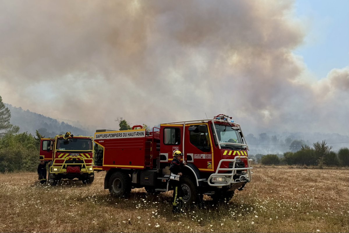 sdis68's tweet photo. 🚒 Le SIS 68 reste pleinement mobilisé dans la lutte contre les feux de forêt. 
Après le retour de mission de 12 sapeurs-pompiers engagés dans le Var du 16 au 24 juillet, deux nouvelles colonnes ont été déployées dans la nuit du 28 au 29 juillet en renfort des moyens nationaux. https://t.co/bH1znmKUPn