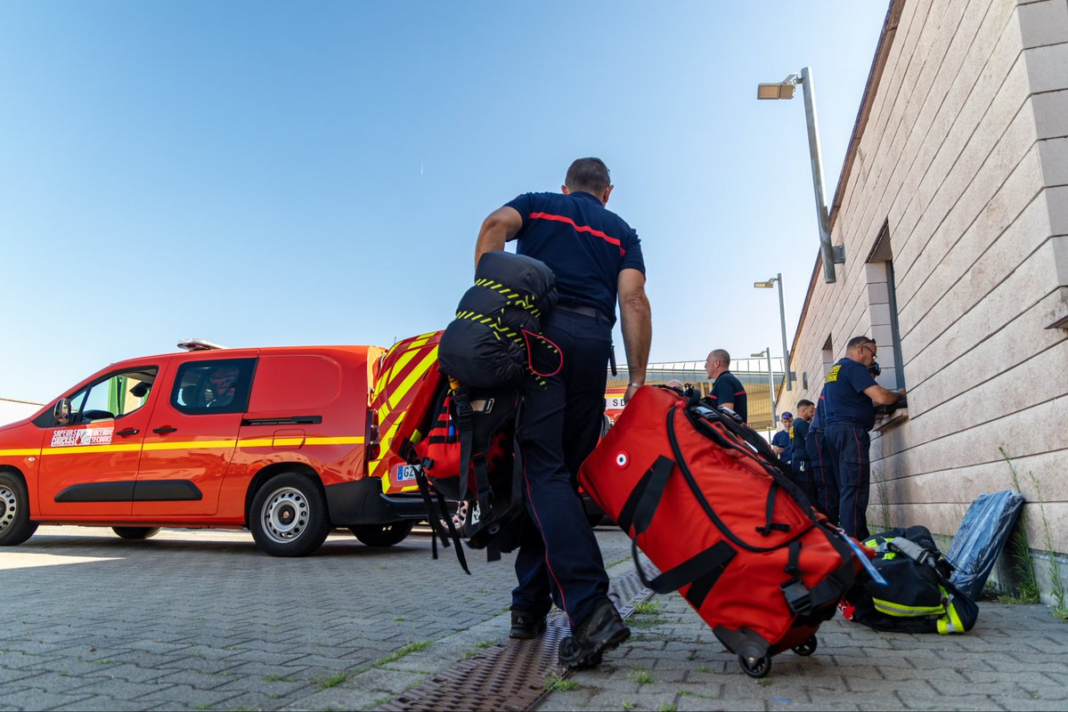 sdis68's tweet photo. 🚒 Le SIS 68 reste pleinement mobilisé dans la lutte contre les feux de forêt. 
Après le retour de mission de 12 sapeurs-pompiers engagés dans le Var du 16 au 24 juillet, deux nouvelles colonnes ont été déployées dans la nuit du 28 au 29 juillet en renfort des moyens nationaux. https://t.co/bH1znmKUPn
