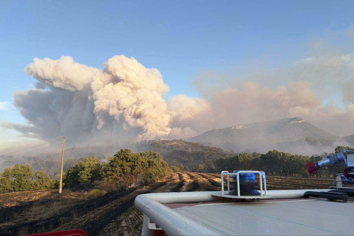 sdis68's tweet photo. 🚒 Le SIS 68 reste pleinement mobilisé dans la lutte contre les feux de forêt. 
Après le retour de mission de 12 sapeurs-pompiers engagés dans le Var du 16 au 24 juillet, deux nouvelles colonnes ont été déployées dans la nuit du 28 au 29 juillet en renfort des moyens nationaux. https://t.co/bH1znmKUPn