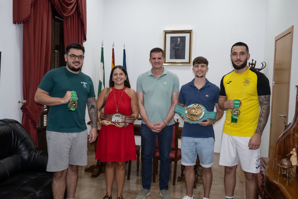 AytodeEstepa's tweet photo. El alcalde de Estepa, Antonio J. Muñoz, recibió esta semana a José Gamito y su equip del Club de Boxeo Sierra Sur, en un encuentro que sirvió para reconocer tanto los éxitos deportivos cosechados por la entidad como la importante labor social que desarrolla. #boxeo https://t.co/XezeZyK65m