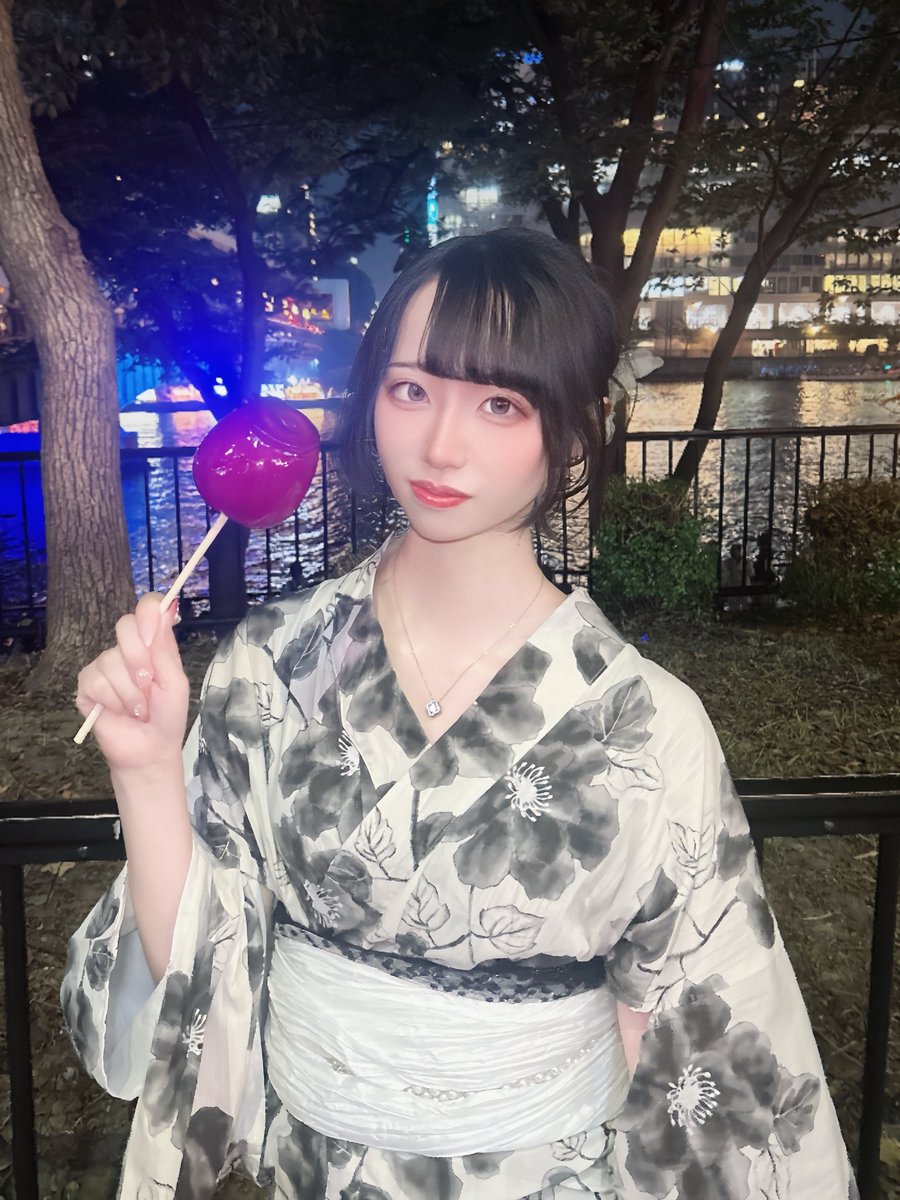 http_q000's tweet photo. りんご飴買ってくれる人が好き⟡.·*. https://t.co/z1Ih9myA84
