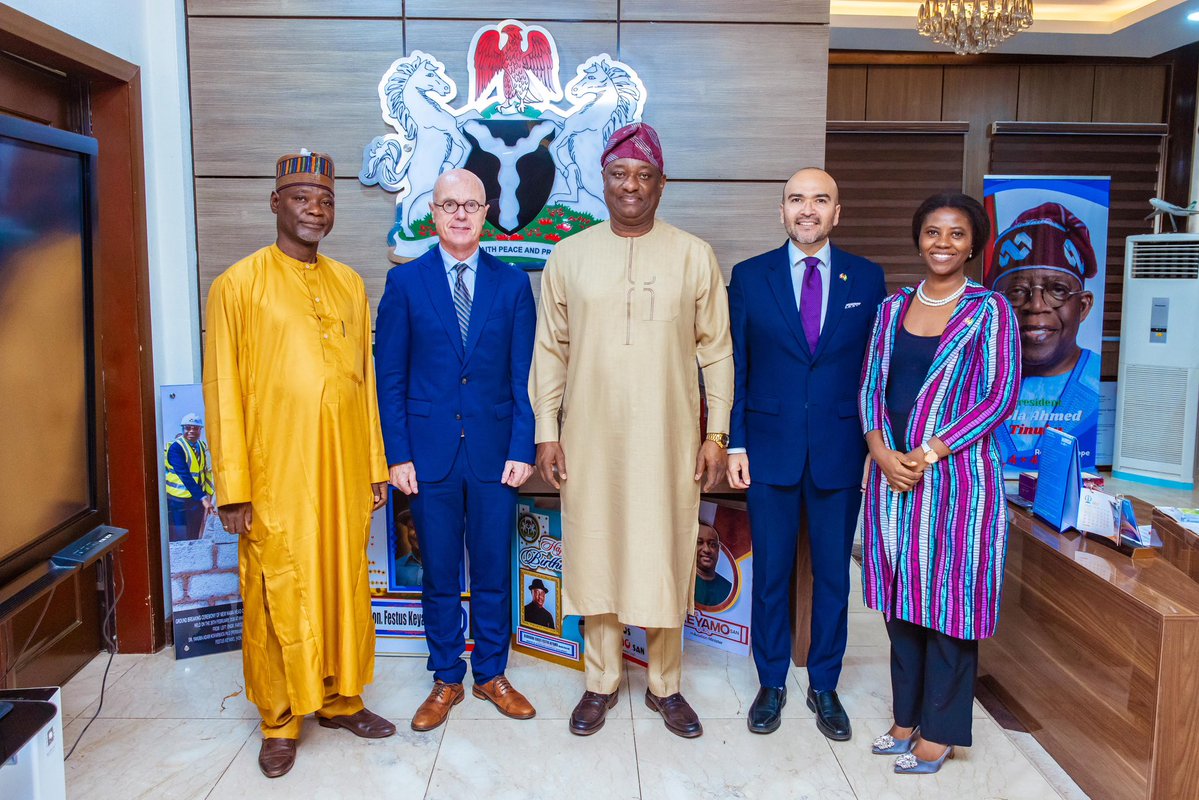 fkeyamo's tweet photo. Yesterday, I played host to the Chargé d'Affaires of the High Commission of Canada to Nigeria, His Excellency David Sproule who led a delegation comprising the Deputy High Commissioner, Carlos Rojas-Arbulú, and the Trade Commissioner, Ms. Funmike Sojinuga, on a working visit.

The purpose of the meeting was to discuss the modalities for the expansion of bilateral air services between both countries, with particular emphasis on creating a framework that would pave the way for the commencement of direct flights between Nigeria and Canada. A high-level meeting of the negotiating teams on both sides is due in about a week from now.