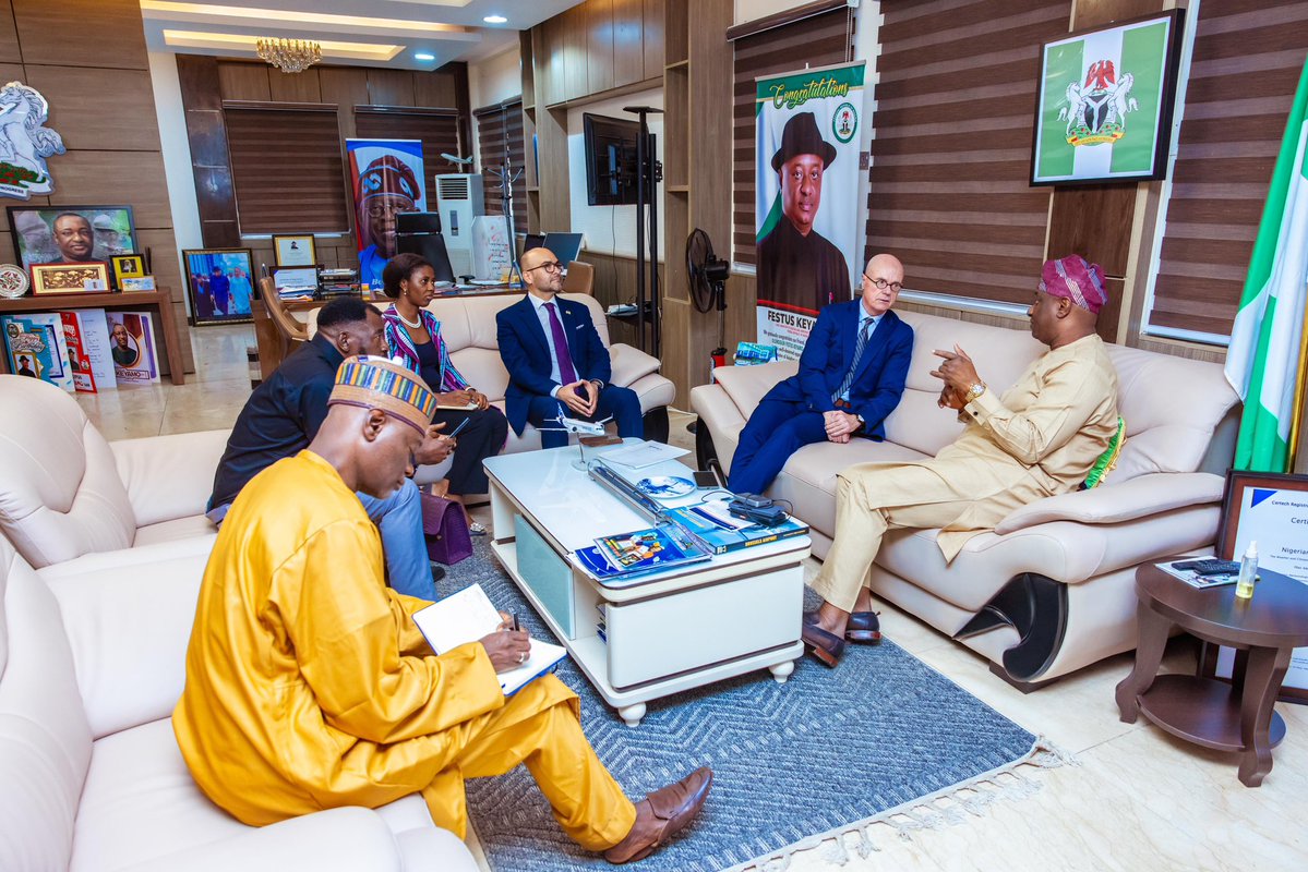 fkeyamo's tweet photo. Yesterday, I played host to the Chargé d'Affaires of the High Commission of Canada to Nigeria, His Excellency David Sproule who led a delegation comprising the Deputy High Commissioner, Carlos Rojas-Arbulú, and the Trade Commissioner, Ms. Funmike Sojinuga, on a working visit.

The purpose of the meeting was to discuss the modalities for the expansion of bilateral air services between both countries, with particular emphasis on creating a framework that would pave the way for the commencement of direct flights between Nigeria and Canada. A high-level meeting of the negotiating teams on both sides is due in about a week from now.