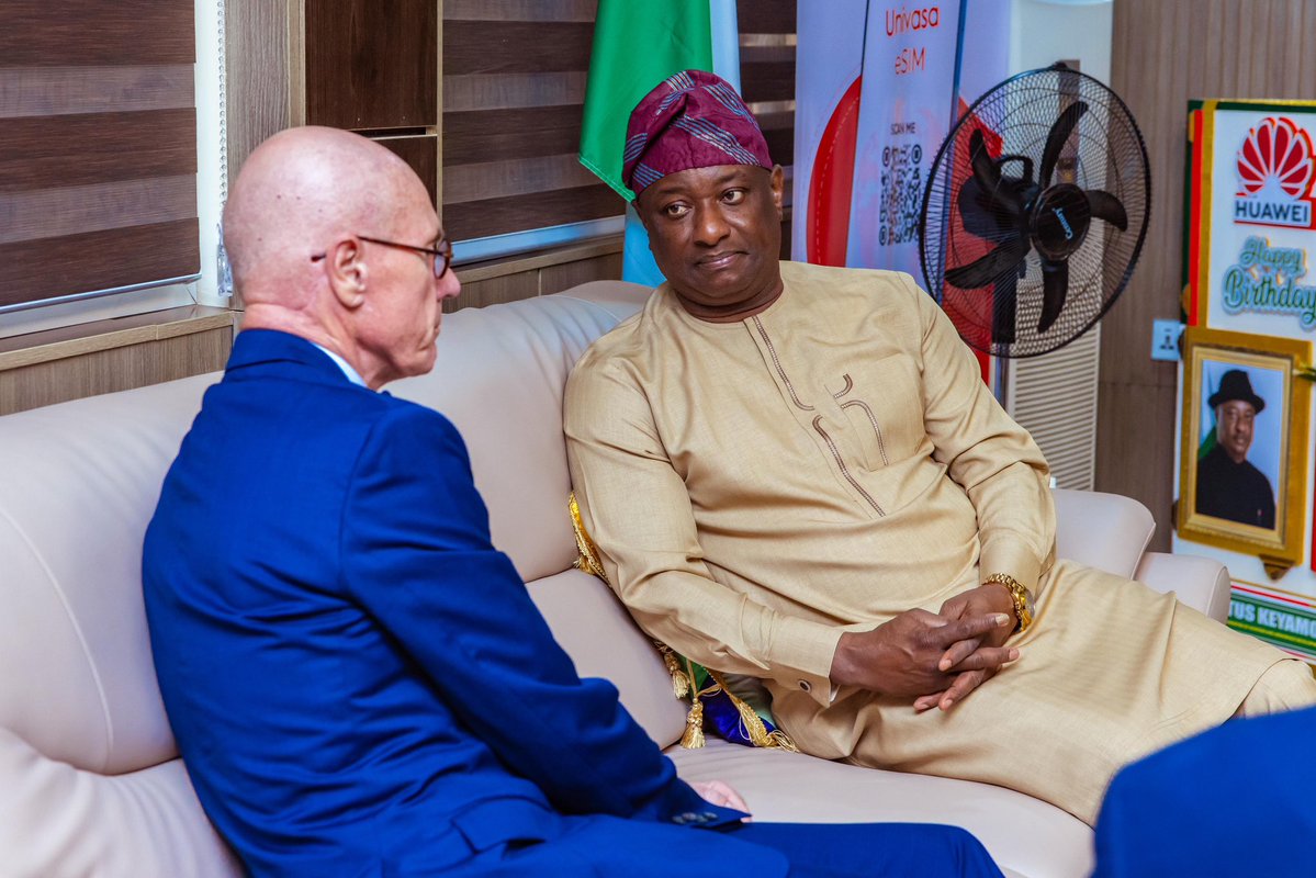 fkeyamo's tweet photo. Yesterday, I played host to the Chargé d'Affaires of the High Commission of Canada to Nigeria, His Excellency David Sproule who led a delegation comprising the Deputy High Commissioner, Carlos Rojas-Arbulú, and the Trade Commissioner, Ms. Funmike Sojinuga, on a working visit.

The purpose of the meeting was to discuss the modalities for the expansion of bilateral air services between both countries, with particular emphasis on creating a framework that would pave the way for the commencement of direct flights between Nigeria and Canada. A high-level meeting of the negotiating teams on both sides is due in about a week from now.