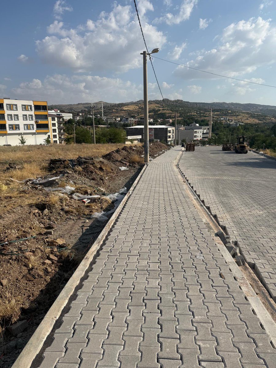 cermikbld's tweet photo. 📍Tepe Mahallesi Altınbağlar Kümeevleri (TOKİ yolu)

Sevgi ile yerleştirdiğimiz parke taşları yolumuzu ve kaldırımlarımızı konforlu hale getirmeye başladı 🤗

@sehmuskmo https://t.co/3OmF6GHAmd