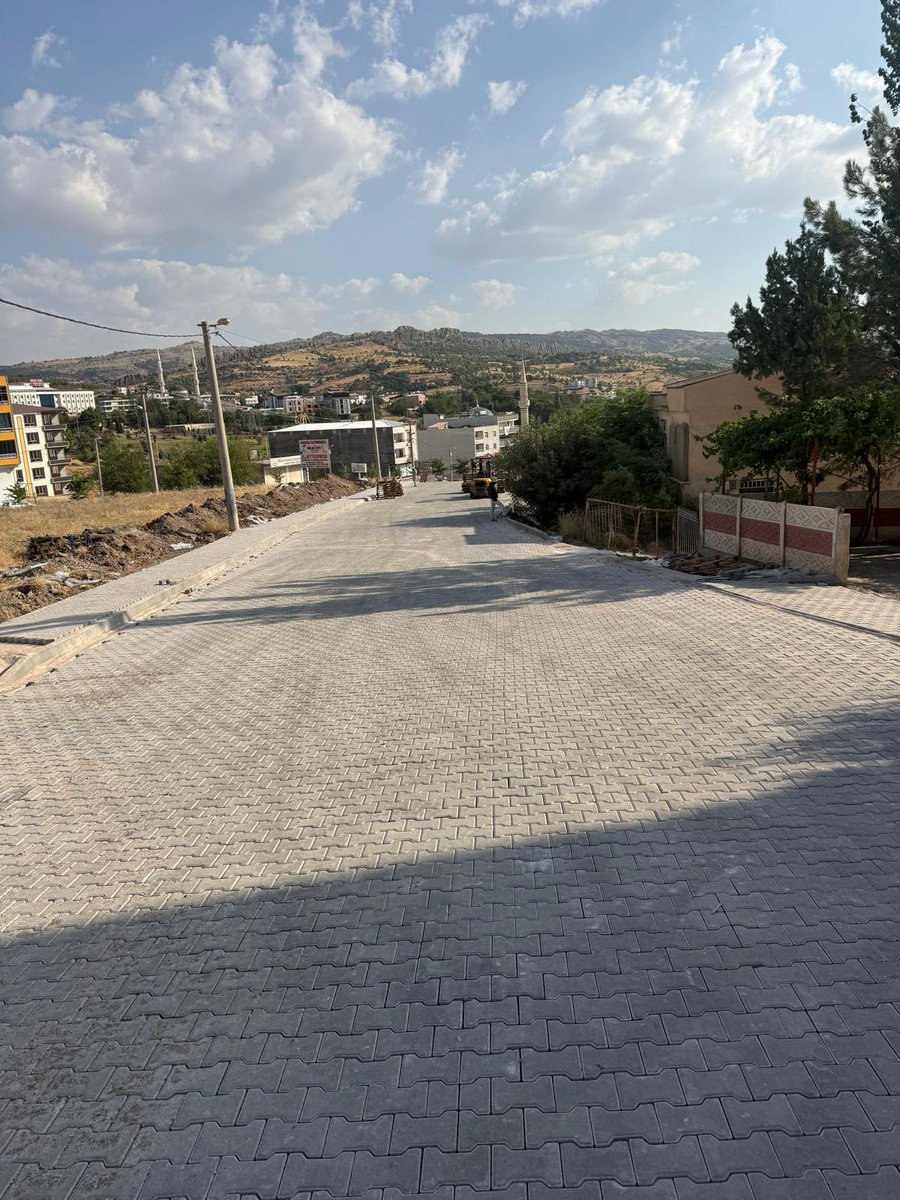 cermikbld's tweet photo. 📍Tepe Mahallesi Altınbağlar Kümeevleri (TOKİ yolu)

Sevgi ile yerleştirdiğimiz parke taşları yolumuzu ve kaldırımlarımızı konforlu hale getirmeye başladı 🤗

@sehmuskmo https://t.co/3OmF6GHAmd