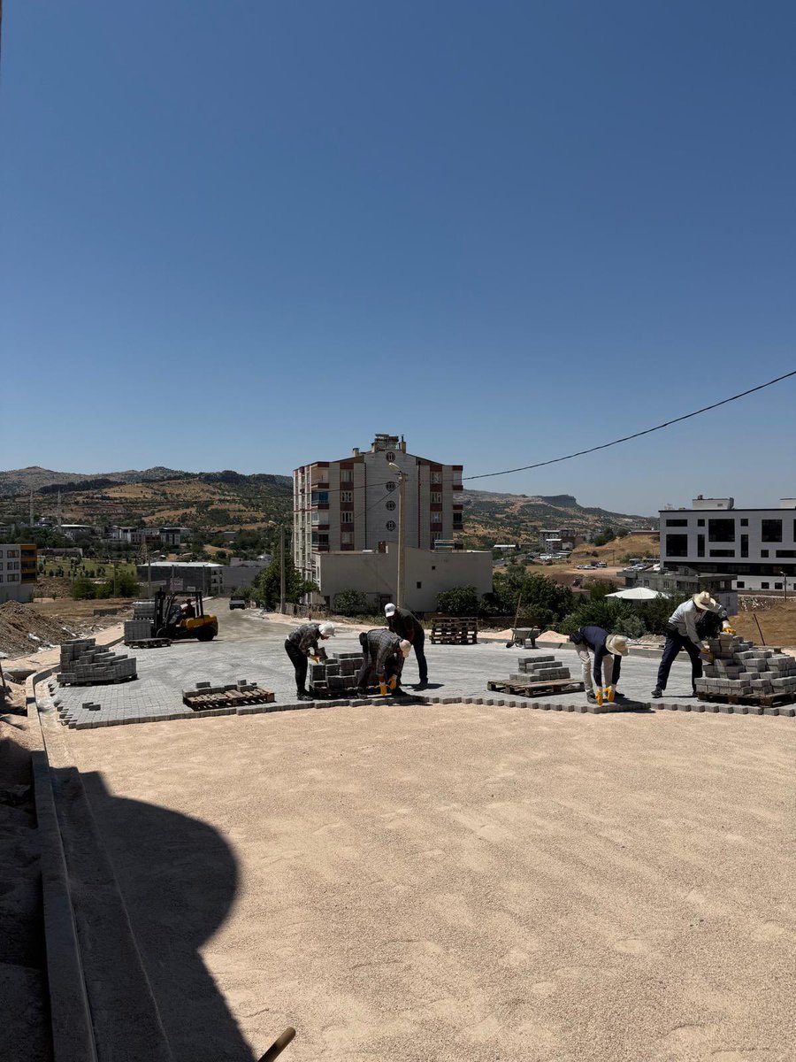cermikbld's tweet photo. 📍Tepe Mahallesi Altınbağlar Kümeevleri (TOKİ yolu)

Sevgi ile yerleştirdiğimiz parke taşları yolumuzu ve kaldırımlarımızı konforlu hale getirmeye başladı 🤗

@sehmuskmo https://t.co/3OmF6GHAmd