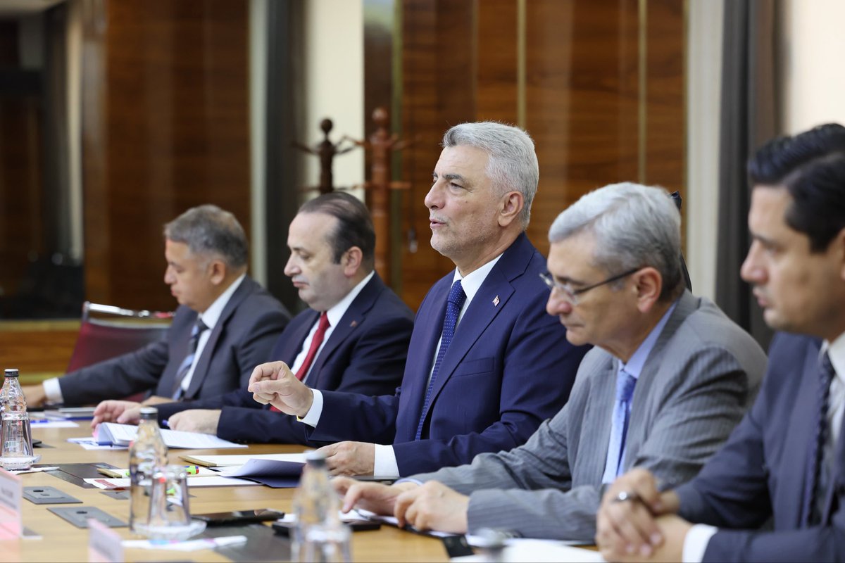 omerbolatTR's tweet photo. Dost ve stratejik ortağımız Moldova ile köklü münasebetlerimizi güçlü adımlarla yarınlara taşımaya devam ediyoruz. 

Türkiye–Moldova 1. Savunma Sanayii İşbirliği Toplantısı vesilesiyle ülkemizde ağırlamaktan memnuniyet duyduğumuz Moldova Başbakan Yardımcısı ve Ekonomik Kalkınma ve Dijitalleşme Bakanı Sayın Eugen Osmochescu ve Savunma Bakanı Sayın Anatolie Nosatii ile bugün, Ticaret Bakanlığımızda verimli bir görüşme gerçekleştirdik.

Milletlerimizin refahı ve bölgemizin istikrarı doğrultusunda;

📍İkili ticaret hacmimize ivme katacak hamleleri,
📍Savunma sanayii ve teknoloji odaklı stratejik ortaklıklarımızı,
📍Karşılıklı yatırımlarımızı artırma hususundaki görüşlerimizi
en üst düzeyde değerlendirdik.

Ortak vizyonumuz ve güçlü irademizle, Türkiye-Moldova ekonomik ve stratejik iş birliğini çok daha ileri noktalara taşımakta kararlıyız. 
Nazik ziyaretleri ve samimi iş birliği yaklaşımları için Değerli Bakanlara ve heyetlerine şükranlarımı sunuyorum.