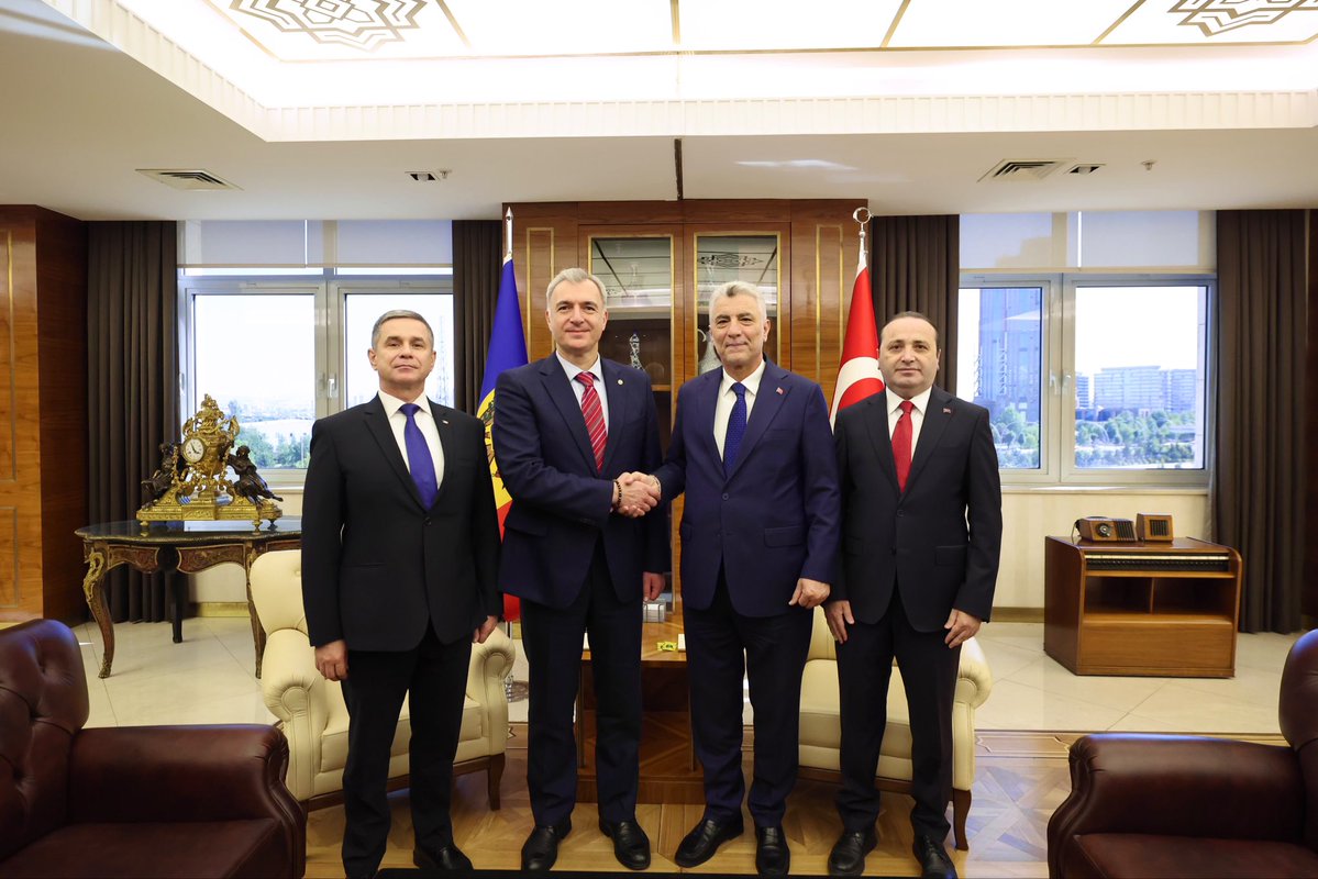 omerbolatTR's tweet photo. Dost ve stratejik ortağımız Moldova ile köklü münasebetlerimizi güçlü adımlarla yarınlara taşımaya devam ediyoruz. 

Türkiye–Moldova 1. Savunma Sanayii İşbirliği Toplantısı vesilesiyle ülkemizde ağırlamaktan memnuniyet duyduğumuz Moldova Başbakan Yardımcısı ve Ekonomik Kalkınma ve Dijitalleşme Bakanı Sayın Eugen Osmochescu ve Savunma Bakanı Sayın Anatolie Nosatii ile bugün, Ticaret Bakanlığımızda verimli bir görüşme gerçekleştirdik.

Milletlerimizin refahı ve bölgemizin istikrarı doğrultusunda;

📍İkili ticaret hacmimize ivme katacak hamleleri,
📍Savunma sanayii ve teknoloji odaklı stratejik ortaklıklarımızı,
📍Karşılıklı yatırımlarımızı artırma hususundaki görüşlerimizi
en üst düzeyde değerlendirdik.

Ortak vizyonumuz ve güçlü irademizle, Türkiye-Moldova ekonomik ve stratejik iş birliğini çok daha ileri noktalara taşımakta kararlıyız. 
Nazik ziyaretleri ve samimi iş birliği yaklaşımları için Değerli Bakanlara ve heyetlerine şükranlarımı sunuyorum.