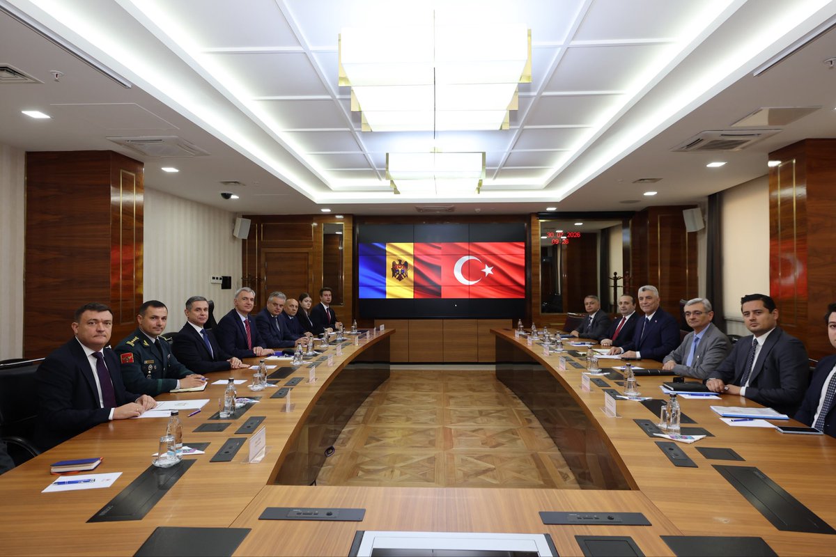omerbolatTR's tweet photo. Dost ve stratejik ortağımız Moldova ile köklü münasebetlerimizi güçlü adımlarla yarınlara taşımaya devam ediyoruz. 

Türkiye–Moldova 1. Savunma Sanayii İşbirliği Toplantısı vesilesiyle ülkemizde ağırlamaktan memnuniyet duyduğumuz Moldova Başbakan Yardımcısı ve Ekonomik Kalkınma ve Dijitalleşme Bakanı Sayın Eugen Osmochescu ve Savunma Bakanı Sayın Anatolie Nosatii ile bugün, Ticaret Bakanlığımızda verimli bir görüşme gerçekleştirdik.

Milletlerimizin refahı ve bölgemizin istikrarı doğrultusunda;

📍İkili ticaret hacmimize ivme katacak hamleleri,
📍Savunma sanayii ve teknoloji odaklı stratejik ortaklıklarımızı,
📍Karşılıklı yatırımlarımızı artırma hususundaki görüşlerimizi
en üst düzeyde değerlendirdik.

Ortak vizyonumuz ve güçlü irademizle, Türkiye-Moldova ekonomik ve stratejik iş birliğini çok daha ileri noktalara taşımakta kararlıyız. 
Nazik ziyaretleri ve samimi iş birliği yaklaşımları için Değerli Bakanlara ve heyetlerine şükranlarımı sunuyorum.