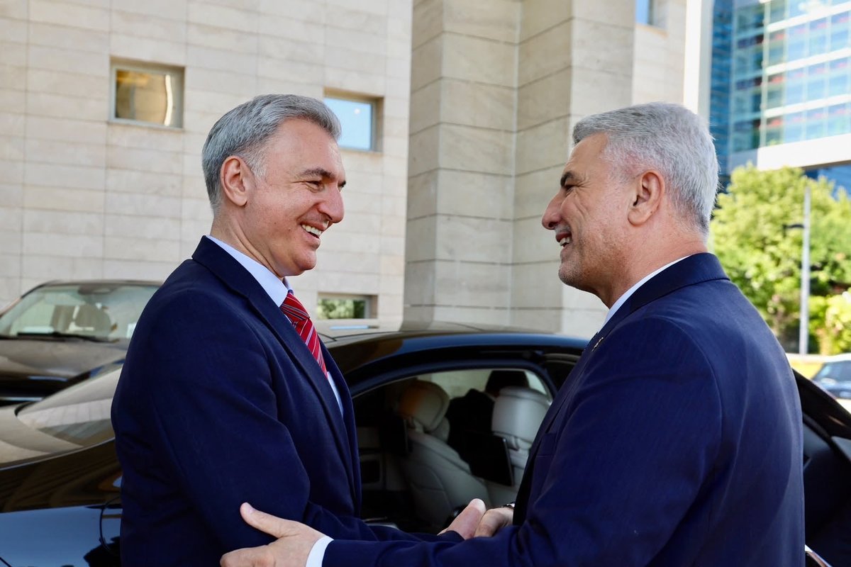 omerbolatTR's tweet photo. Dost ve stratejik ortağımız Moldova ile köklü münasebetlerimizi güçlü adımlarla yarınlara taşımaya devam ediyoruz. 

Türkiye–Moldova 1. Savunma Sanayii İşbirliği Toplantısı vesilesiyle ülkemizde ağırlamaktan memnuniyet duyduğumuz Moldova Başbakan Yardımcısı ve Ekonomik Kalkınma ve Dijitalleşme Bakanı Sayın Eugen Osmochescu ve Savunma Bakanı Sayın Anatolie Nosatii ile bugün, Ticaret Bakanlığımızda verimli bir görüşme gerçekleştirdik.

Milletlerimizin refahı ve bölgemizin istikrarı doğrultusunda;

📍İkili ticaret hacmimize ivme katacak hamleleri,
📍Savunma sanayii ve teknoloji odaklı stratejik ortaklıklarımızı,
📍Karşılıklı yatırımlarımızı artırma hususundaki görüşlerimizi
en üst düzeyde değerlendirdik.

Ortak vizyonumuz ve güçlü irademizle, Türkiye-Moldova ekonomik ve stratejik iş birliğini çok daha ileri noktalara taşımakta kararlıyız. 
Nazik ziyaretleri ve samimi iş birliği yaklaşımları için Değerli Bakanlara ve heyetlerine şükranlarımı sunuyorum.