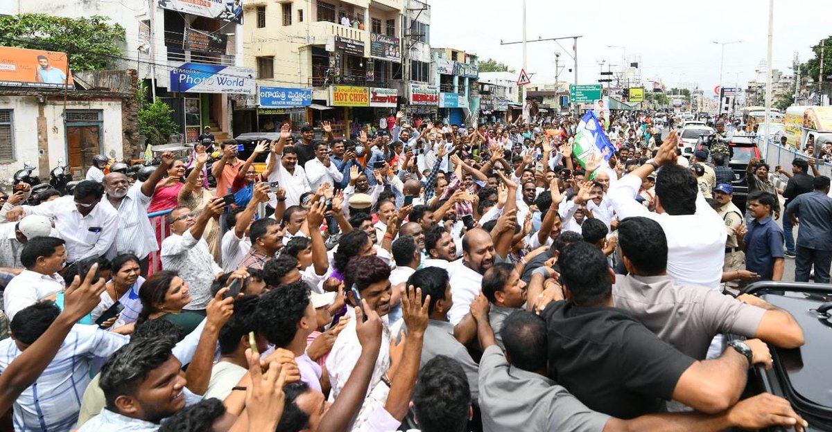 YSRCParty's tweet photo. విశాఖపట్నం నుంచి శ్రీకాకుళంకి రోడ్డు మార్గంలో బయల్దేరిన వైయస్ జగన్ గారు

శ్రీకాకుళంలోని అంపోలు, జిల్లా జైలులో ఉన్న మాజీ మంత్రి సీదిరి అప్పలరాజు గారిని పరామర్శించేందుకు వెళ్తున్న వైయస్ జగన్ గారు

వైయస్ జగన్ గారికి దారి పొడవునా ఘనంగా స్వాగతం పలుకుతున్న పార్టీ కార్యకర్తలు, అభిమానులు, జనం

#YSJaganInVizag
#SadistChandraBabu