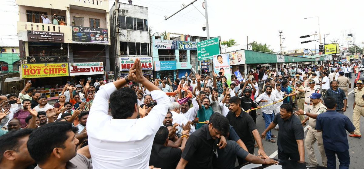 YSRCParty's tweet photo. విశాఖపట్నం నుంచి శ్రీకాకుళంకి రోడ్డు మార్గంలో బయల్దేరిన వైయస్ జగన్ గారు

శ్రీకాకుళంలోని అంపోలు, జిల్లా జైలులో ఉన్న మాజీ మంత్రి సీదిరి అప్పలరాజు గారిని పరామర్శించేందుకు వెళ్తున్న వైయస్ జగన్ గారు

వైయస్ జగన్ గారికి దారి పొడవునా ఘనంగా స్వాగతం పలుకుతున్న పార్టీ కార్యకర్తలు, అభిమానులు, జనం

#YSJaganInVizag
#SadistChandraBabu