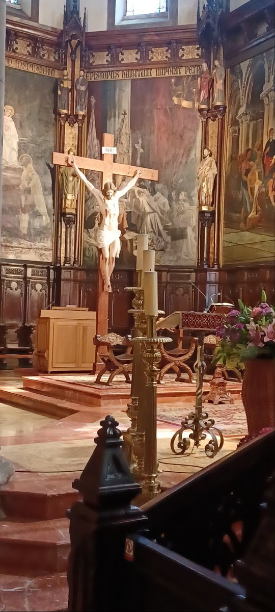 TarekSaidVzla's tweet photo. "Abre, Señor, nuestros corazones para que comprendamos las palabras de tu Hijo".

Jueves de la XVII semana del Tiempo ordinario

LECTURAS Y SANTO EVANGELIO DEL DÍA 

Primera lectura
Jeremίas 18, 1-6

Esto es lo que el Señor me dijo: “Jeremías, ve a la casa del alfarero y ahí te haré oír mis palabras”.

Fui, pues, a la casa del alfarero y lo hallé trabajando en su torno. Cuando se le estropeaba la vasija que estaba modelando, volvía a hacer otra con el mismo barro, como mejor le parecía.

Entonces el Señor me dijo: “¿Acaso no puedo hacer yo con ustedes, casa de Israel, lo mismo que hace este alfarero? Como está el barro en las manos del alfarero, así ustedes, casa de Israel, están en mis manos”.

Palabra de Dios 

Salmo Responsorial
145, 2abc. 2d-4. 5-6

R. (5a) Dichoso el que espera en el Señor.

Alaba, alma mía, al Señor:
alabaré al Señor toda mi vida;
tocaré y cantaré para mi Dios,
mientras yo exista.

R. Dichoso el que espera en el Señor.

No pongas tu confianza en los que mandan ni en el mortal, que no puede salvarte; pues cuando mueren, se convierten en polvo y ese mismo día se acaban sus proyectos.

R. Dichoso el que espera en el Señor.

Dichoso aquel que es auxiliado por el Dios de Jacob
y pone su esperanza en el Señor, su Dios, que hizo el cielo y la tierra, el mar y cuanto el mar encierra.

R. Dichoso el que espera en el Señor.

Aclamación antes del Santo Evangelio
Cf. Hechos 16, 14

Aleluya, Aleluya, Aleluya.
Abre, Señor, nuestros corazones para que comprendamos las palabras de tu Hijo.
Aleluya, Aleluya, Aleluya.

LECTURA DEL SANTO EVANGELIO SEGÚN SAN 
MATEO  13, 47-53

En aquel tiempo, Jesús dijo a la multitud: “El Reino de los cielos se parece también a la red que los pescadores echan en el mar y recoge toda clase de peces. Cuando se llena la red, los pescadores la sacan a la playa y se sientan a escoger los pescados; ponen los buenos en canastos y tiran los malos. Lo mismo sucederá al final de los tiempos: vendrán los ángeles, separarán a los malos de los buenos y los arrojarán al horno encendido. Allí será el llanto y la desesperación.

¿Han entendido todo esto?’’ Ellos le contestaron: “Sí”. Entonces él les dijo: “Por eso, todo escriba instruido en las cosas del Reino de los cielos es semejante al padre de familia, que va sacando de su tesoro cosas nuevas y cosas antiguas”.

Y cuando acabó de decir estas parábolas, Jesús se marchó de allí.

Palabra del Señor