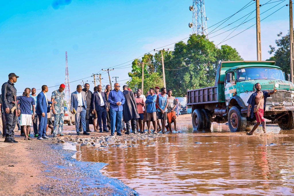 drkenon2's tweet photo. The day Peter Obi posted about how terrible some roads in Nigeria are while Tinubu is awarding contracts for new roads, APC bots were unleashed to attack &amp; insult him as usual

Now that Oshiomhole has told Umahi the same thing, I am yet to see the APC bots unleashed against him🤷‍♂️ https://t.co/XP6tqZ1lUy