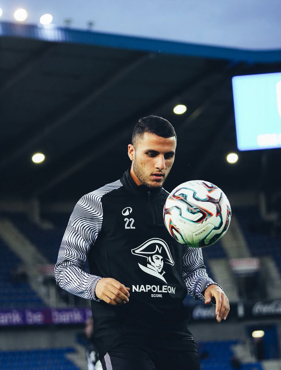 IcosiumFC's tweet photo. 🚨💣 𝗟’𝗢𝗟𝗬𝗠𝗣𝗜𝗔𝗖𝗢𝗦 𝗦𝗢𝗨𝗦 𝗟𝗘 𝗖𝗛𝗢𝗖 𝗔𝗣𝗥𝗘̀𝗦 𝗟𝗘 𝗥𝗘𝗙𝗨𝗦 𝗗𝗘 𝗬𝗔𝗖𝗜𝗡𝗘 𝗧𝗜𝗧𝗥𝗔𝗢𝗨𝗜 ❌🇬🇷

📋 Les dirigeants de l’Olympiacos auraient été surpris par le refus de Yacine Titraoui, peu habitués à voir un joueur décliner une telle offre financière.

💰 Alors qu’il perçoit actuellement environ 10 000 € par mois à Charleroi, le club grec lui aurait proposé un salaire supérieur à 120 000 € mensuels, hors bonus.

📝 Ce n’est pas une première pour l’international algérien : lorsqu’il évoluait au Paradou AC, il avait déjà refusé une offre très lucrative du CSKA Moscou.

👔 Fidèle à sa ligne de conduite, Yacine Titraoui privilégierait avant tout le projet sportif plutôt que l’aspect financier 👀

🗞️ @Paradoutalents | @IshaqChebli